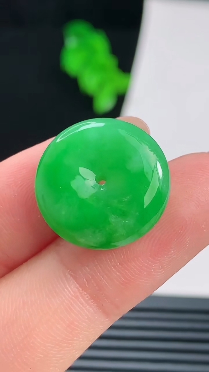 天然A货翡翠平安扣吊坠，尺寸18-5.5 重量:3.85g
8月22日
