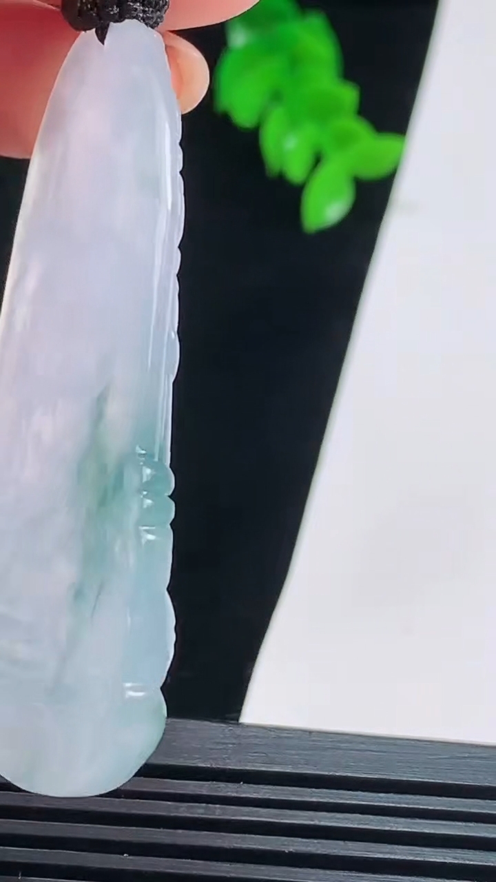 天然A货翡翠种飘花素衣观音吊坠，尺寸58.2-36-5.6 重量:28.11g
8月22日