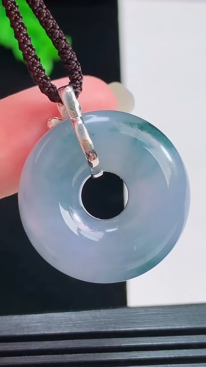 天然A货翡翠种紫罗兰 飘花平安环吊坠，尺寸26.2-9.5重量:13.64g
8月22日