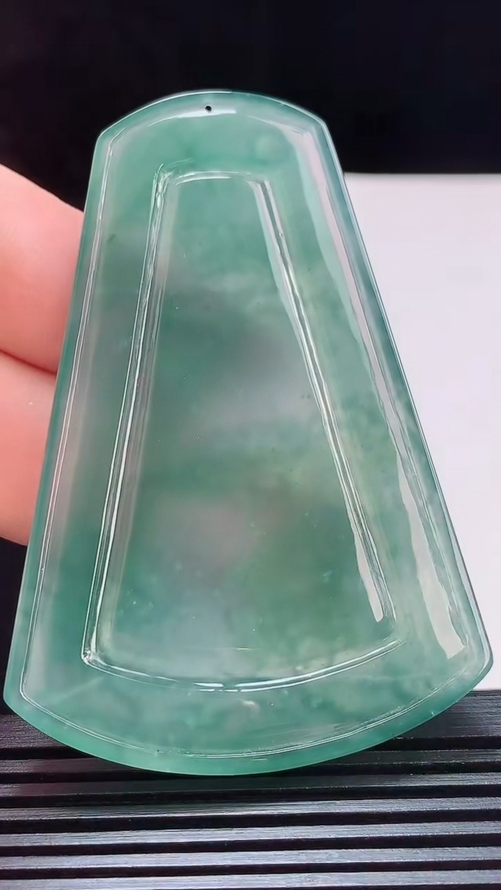 天然A货翡翠冰种蓝水山水牌吊坠，尺寸72-48.5-4.4重量:31.88g
8月22日