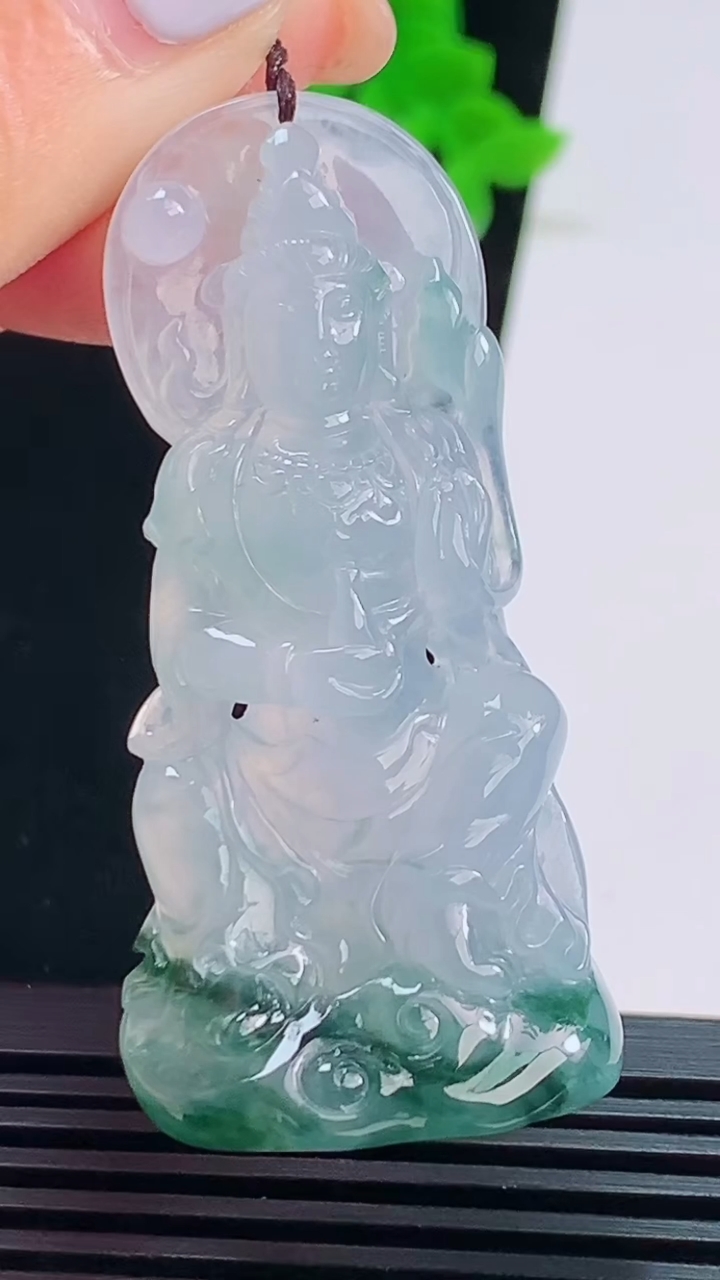 天然A货翡翠种飘花大势至菩萨吊坠，尺寸55-25.6-10.5 重量:21.26g
8月22日