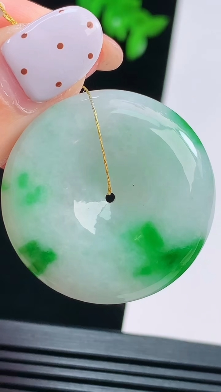 天然A货翡翠平安扣吊坠，尺寸31.6-5.5 重量:12.21g
8月22日