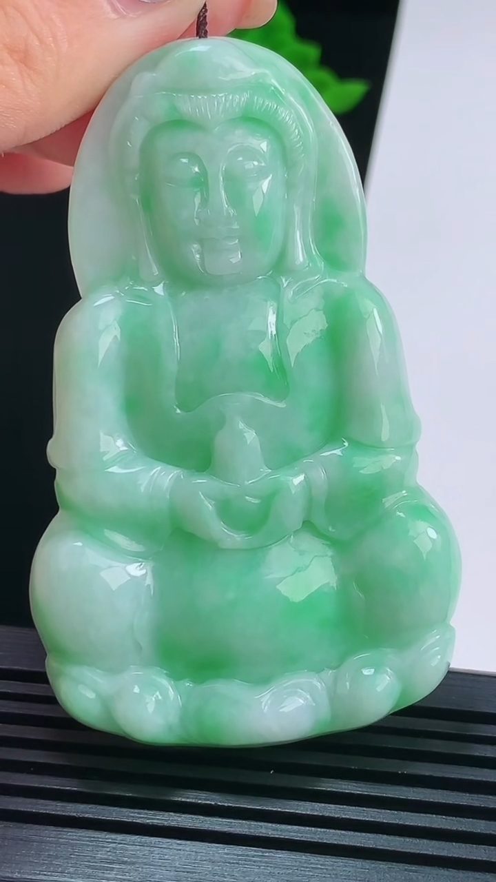 天然A货翡翠正装观音吊坠，尺寸73.8-45-7 重量:39.85g
8月22日