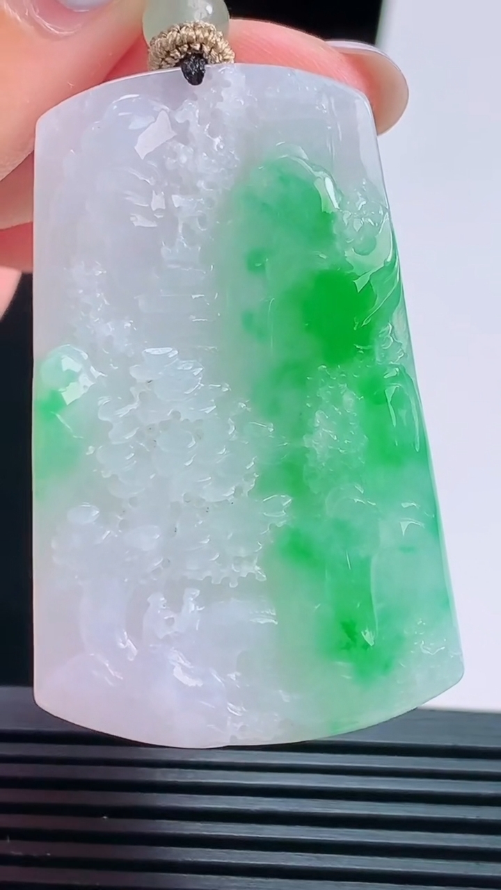 天然A货翡翠山水牌吊坠，尺寸50-31-6.6 重量:26.26g
8月22日
