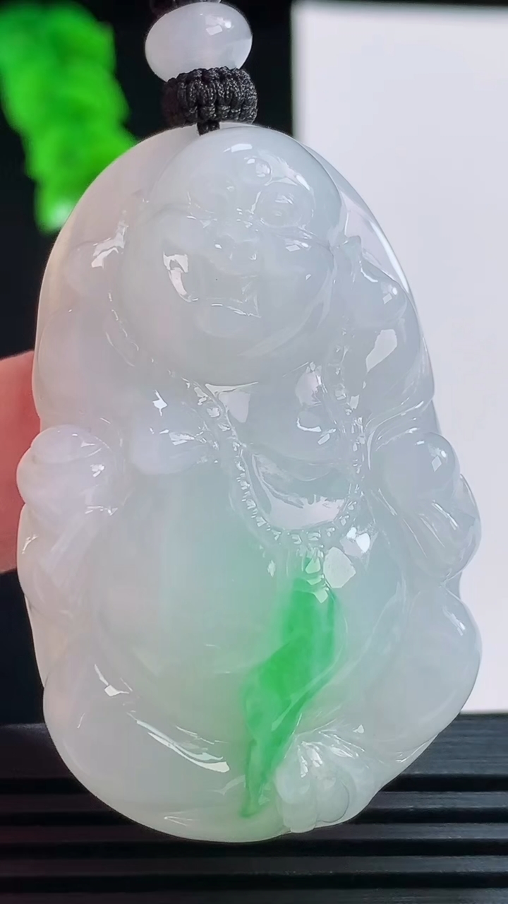 天然A货翡翠弥勒佛公吊坠，尺寸48.8-31-13.8重量:38.46g
8月22日