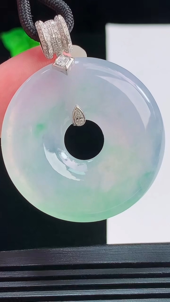 天然A货翡翠平安环吊坠，尺寸37.6-5.7重量:24.16g
8月22日