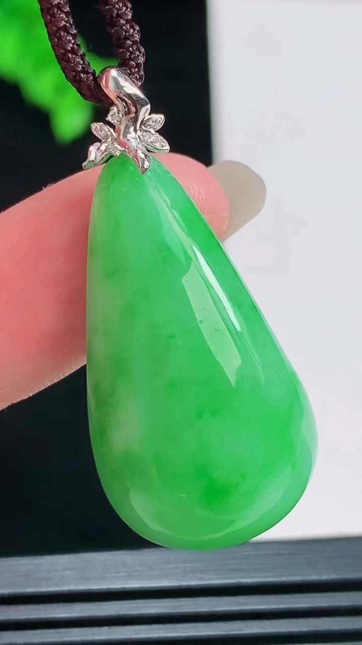 天然A货翡翠福瓜吊坠，尺寸31.4-17.6-11重量:10.45g
8月22日