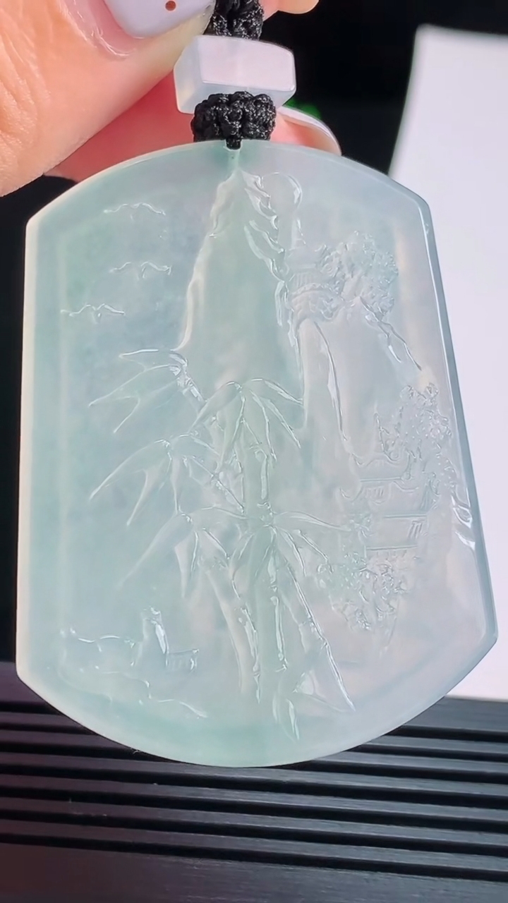 天然A货翡翠山水牌吊坠，尺寸53-40-5.2 重量:33.22g
8月22日