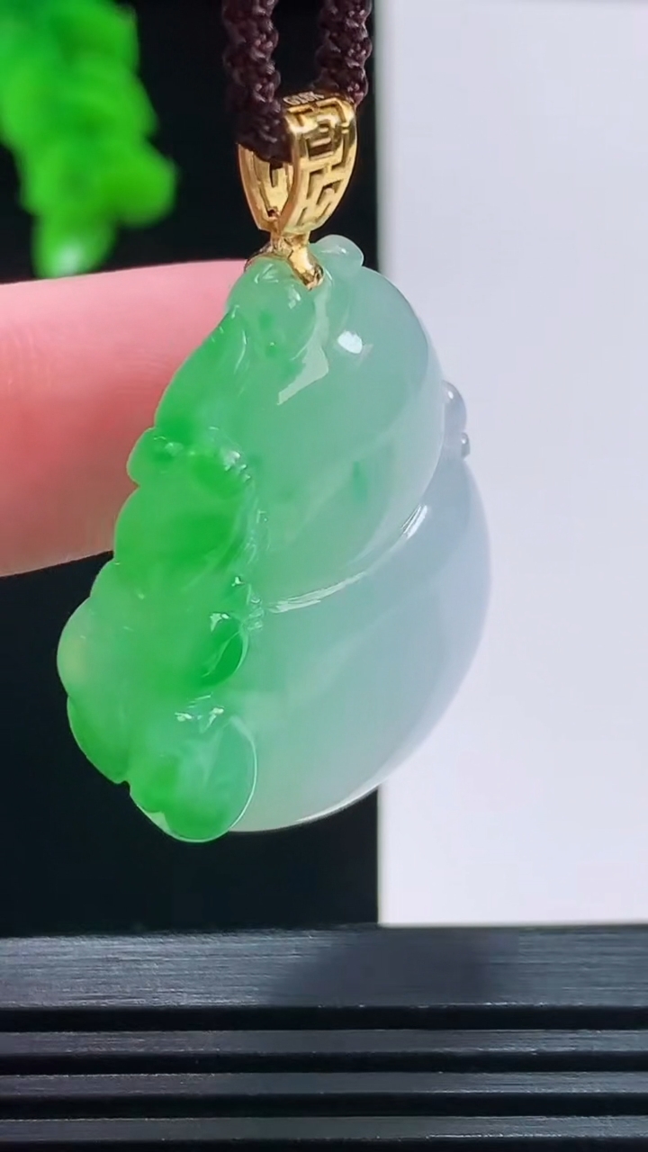 天然A货翡翠葫芦吊坠，尺寸34.2-27.8-9.4重量:16.29g
8月22日