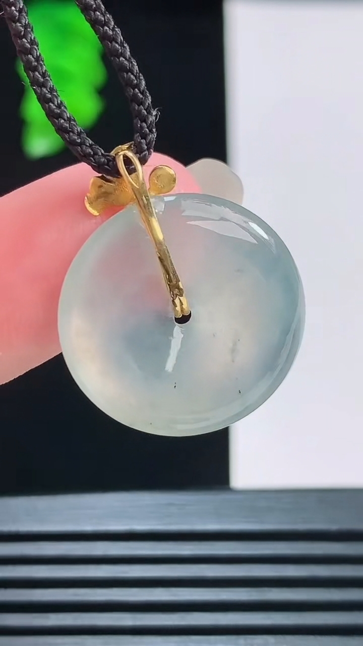 天然A货翡翠平安扣吊坠，尺寸20.6-4.4重量:4.14g
8月22日