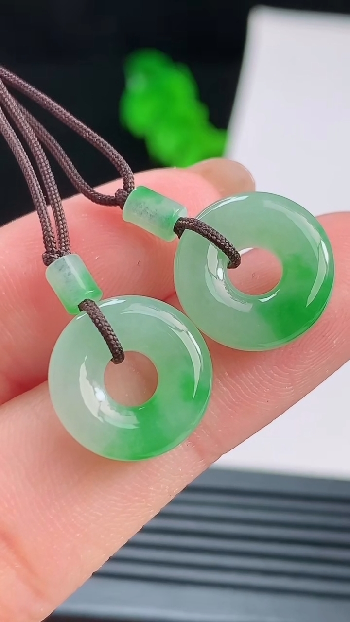 天然A货翡翠平安环吊坠一对，尺寸13.5-4，重量:3.23g
8月22日