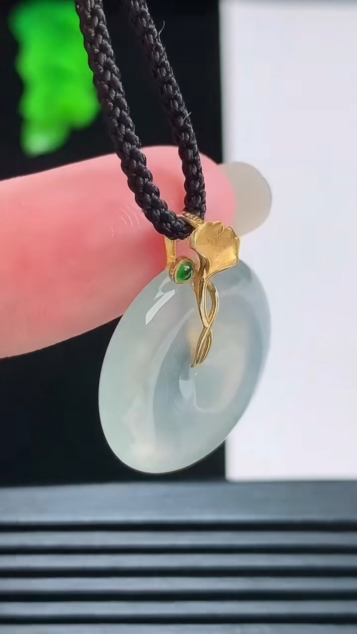 天然A货翡翠平安扣吊坠，尺寸20.6-4.4重量:4.14g
8月22日