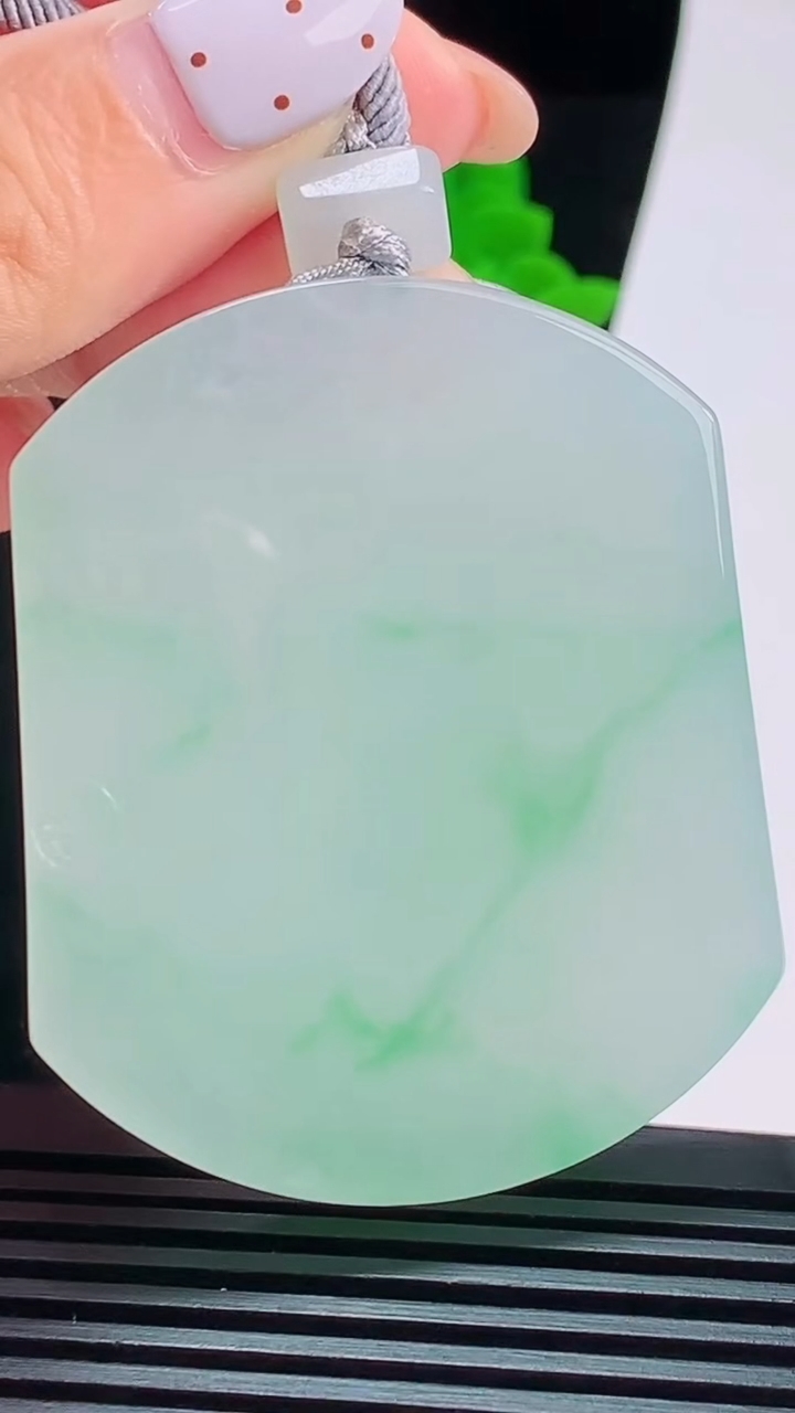 天然A货翡翠无事牌吊坠，尺寸54-44-6.5，重量:48.26g
8月22日