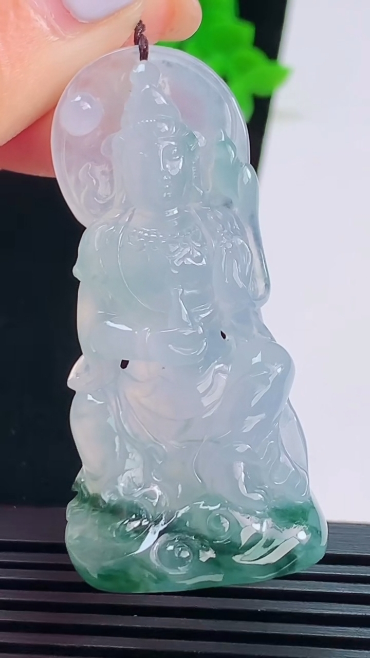 天然A货翡翠种飘花大势至菩萨吊坠，尺寸55-25.6-10.5 重量:21.26g
8月22日