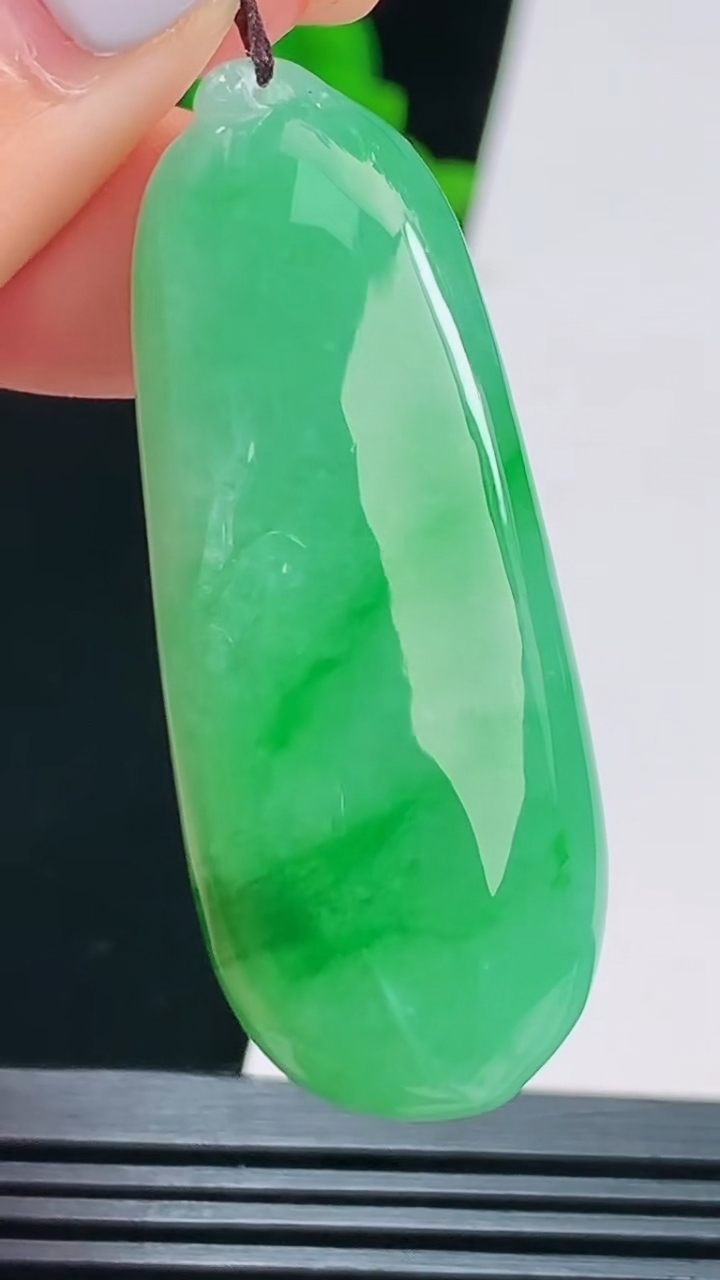 天然A货翡翠福瓜吊坠，尺寸46-18-8.5 重量:15.37g
8月22日