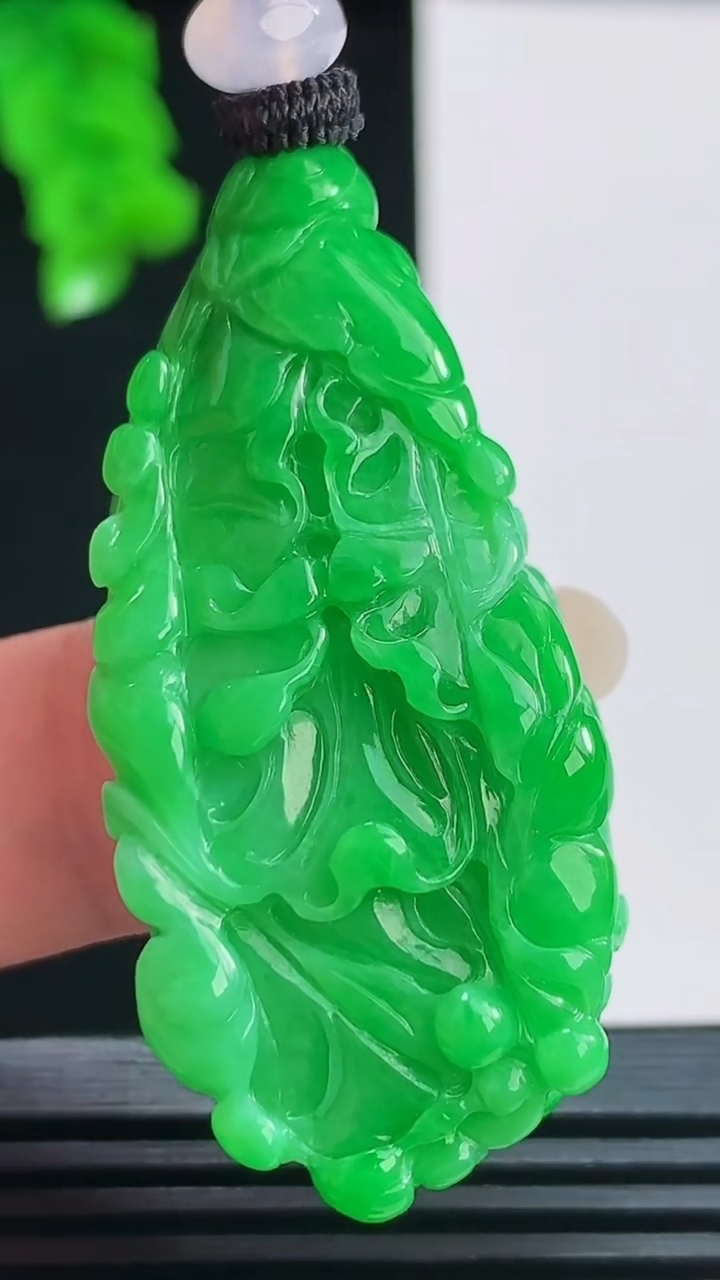 天然A货翡翠白菜吊坠，尺寸45-21.6-11.4重量:24.90g
8月22日