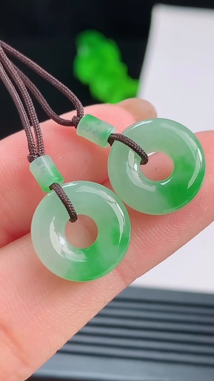 天然A货翡翠平安环吊坠一对，尺寸13.5-4，重量:3.23g
8月22日