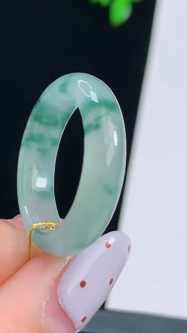 天然A货翡翠飘花玉指环 戒指，尺寸17.5-5-3，重量:3.36g2026年8月22日
工厂直销收藏佳品,种好水足，色泽均匀，有种有色，上手高大气！