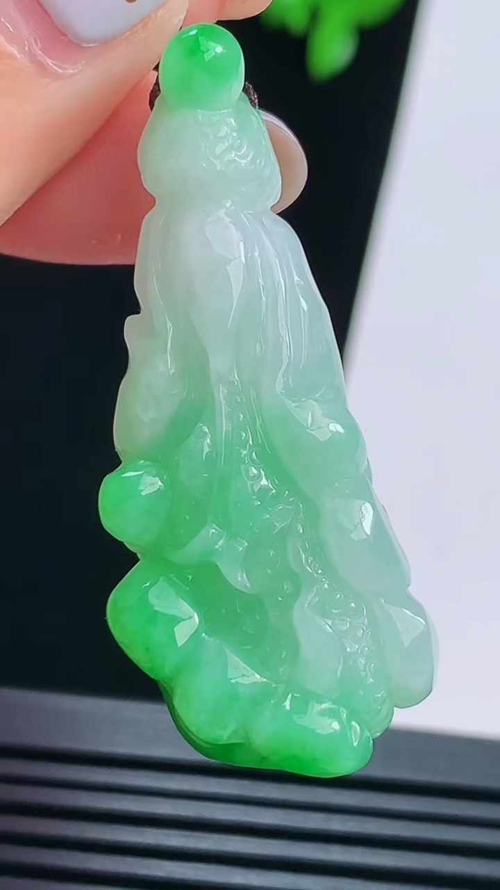 天然A货翡翠白菜吊坠，尺寸46.5-19.6-11 重量:15.15g
8月22日