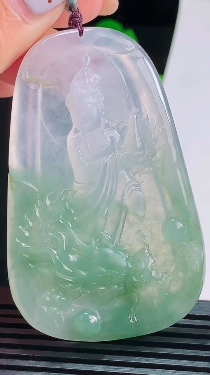 天然A货翡翠种飘花御龙观音吊坠，尺寸67-43-7，重量:36.03g
8月22日