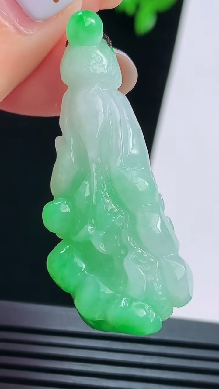 天然A货翡翠白菜吊坠，尺寸46.5-19.6-11 重量:15.15g
8月22日