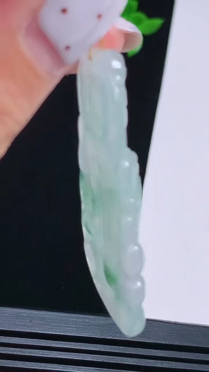 天然A货翡翠观音菩萨吊坠，尺寸52.5-26-5 重量:12.65g
8月22日