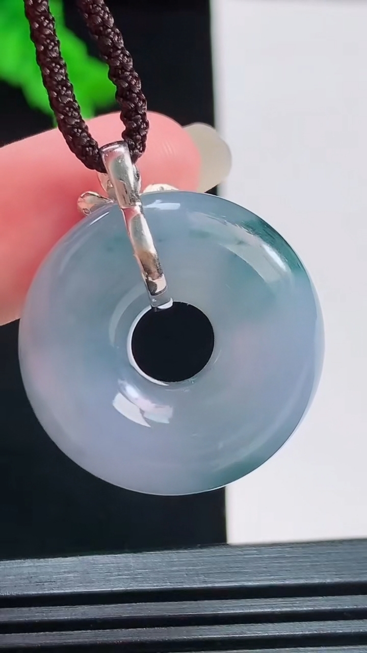 天然A货翡翠种紫罗兰 飘花平安环吊坠，尺寸26.2-9.5重量:13.64g
8月22日