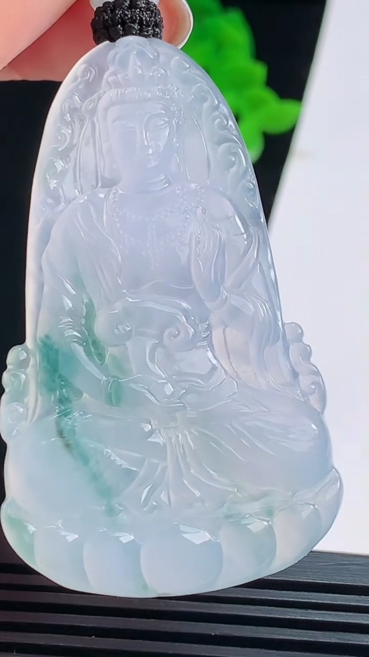 天然A货翡翠种飘花素衣观音吊坠，尺寸58.2-36-5.6 重量:28.11g
8月22日