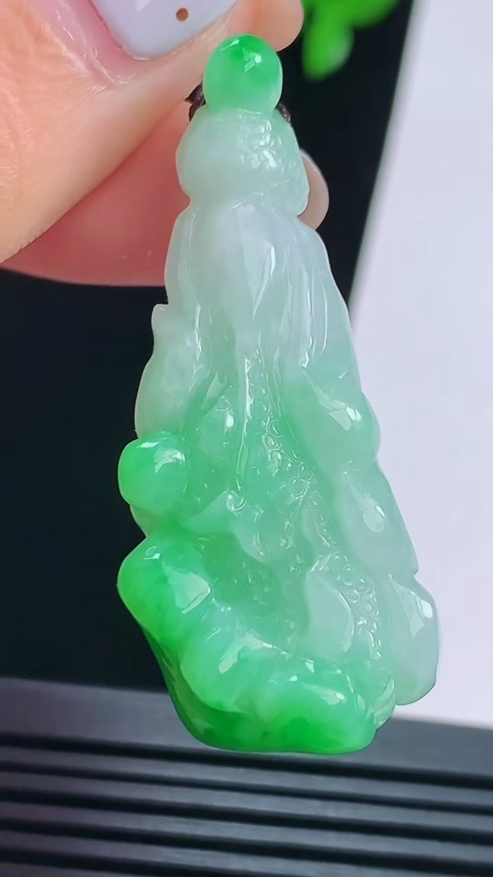 天然A货翡翠白菜吊坠，尺寸46.5-19.6-11 重量:15.15g
8月22日