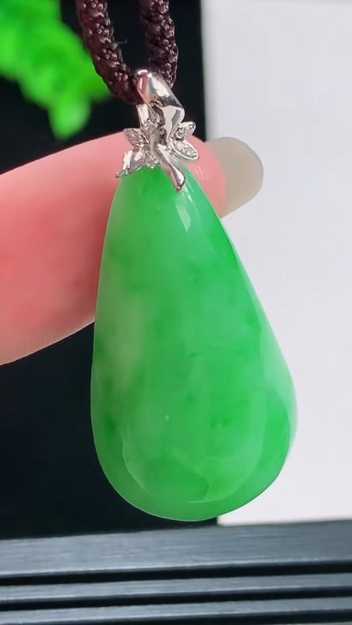 天然A货翡翠福瓜吊坠，尺寸31.4-17.6-11重量:10.45g
8月22日