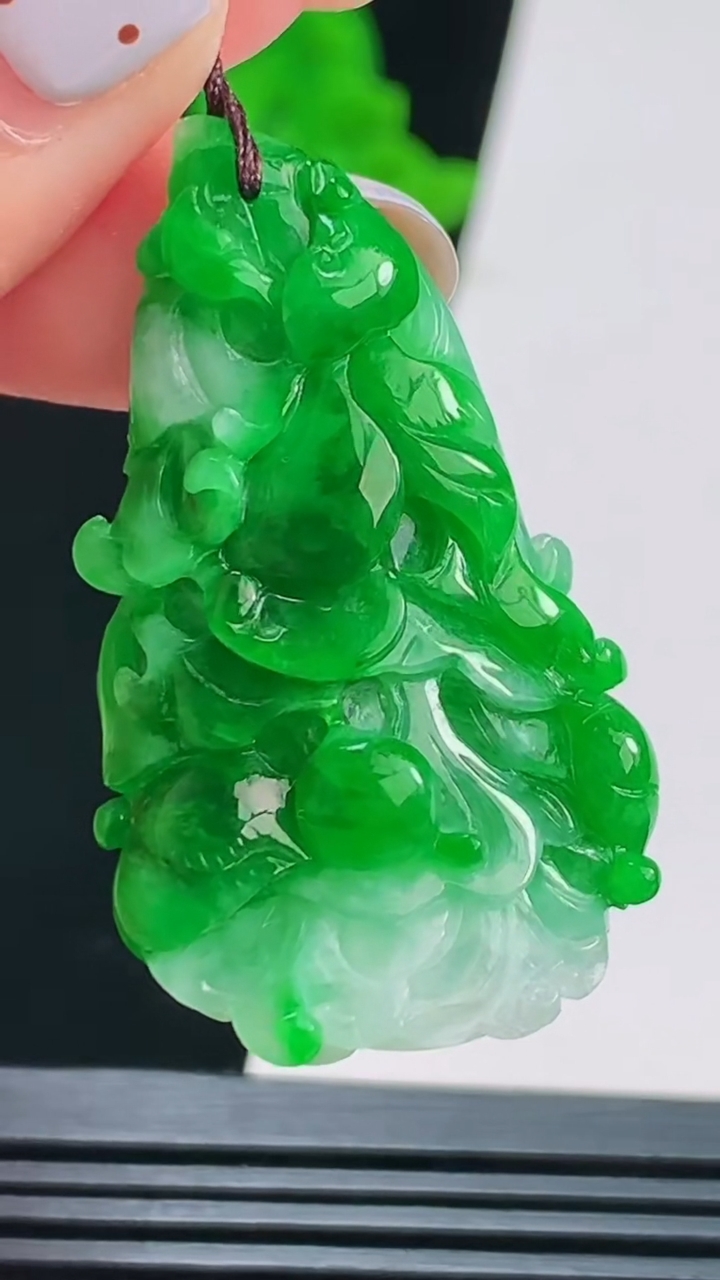 天然A货翡翠白菜吊坠，尺寸40.6-24.2-11.5 重量:12.63g
8月22日