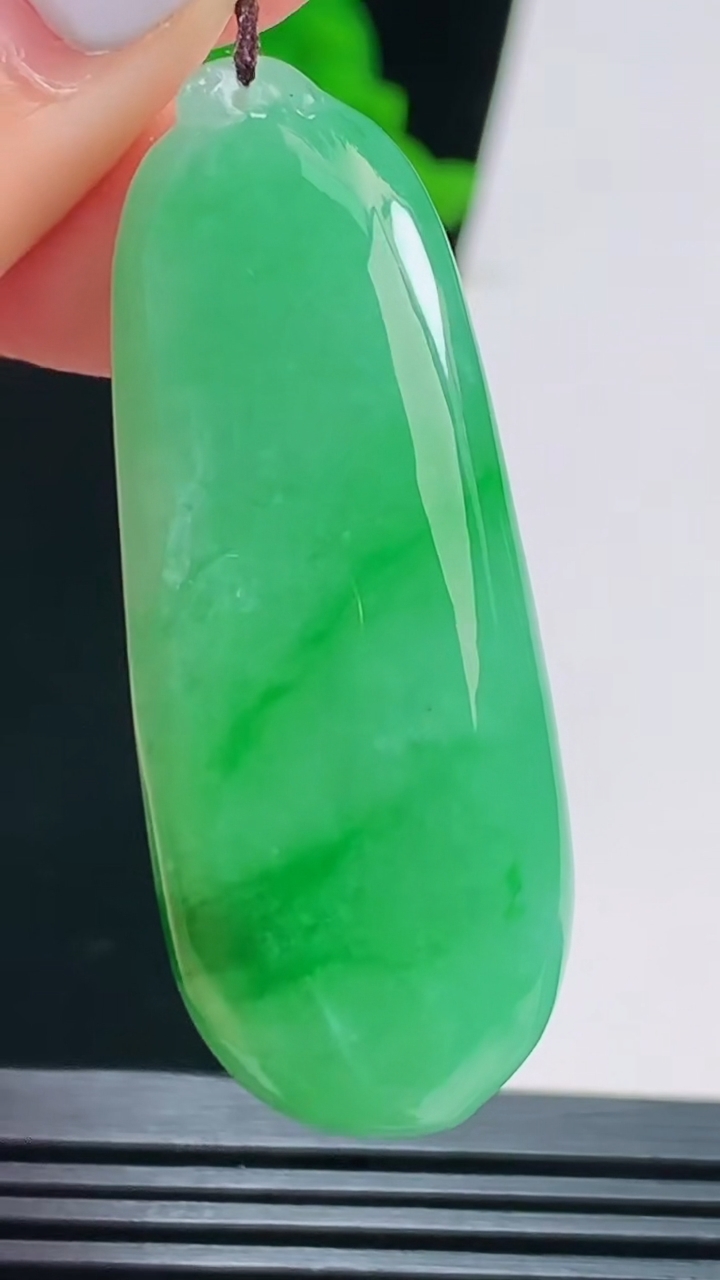 天然A货翡翠福瓜吊坠，尺寸46-18-8.5 重量:15.37g
8月22日