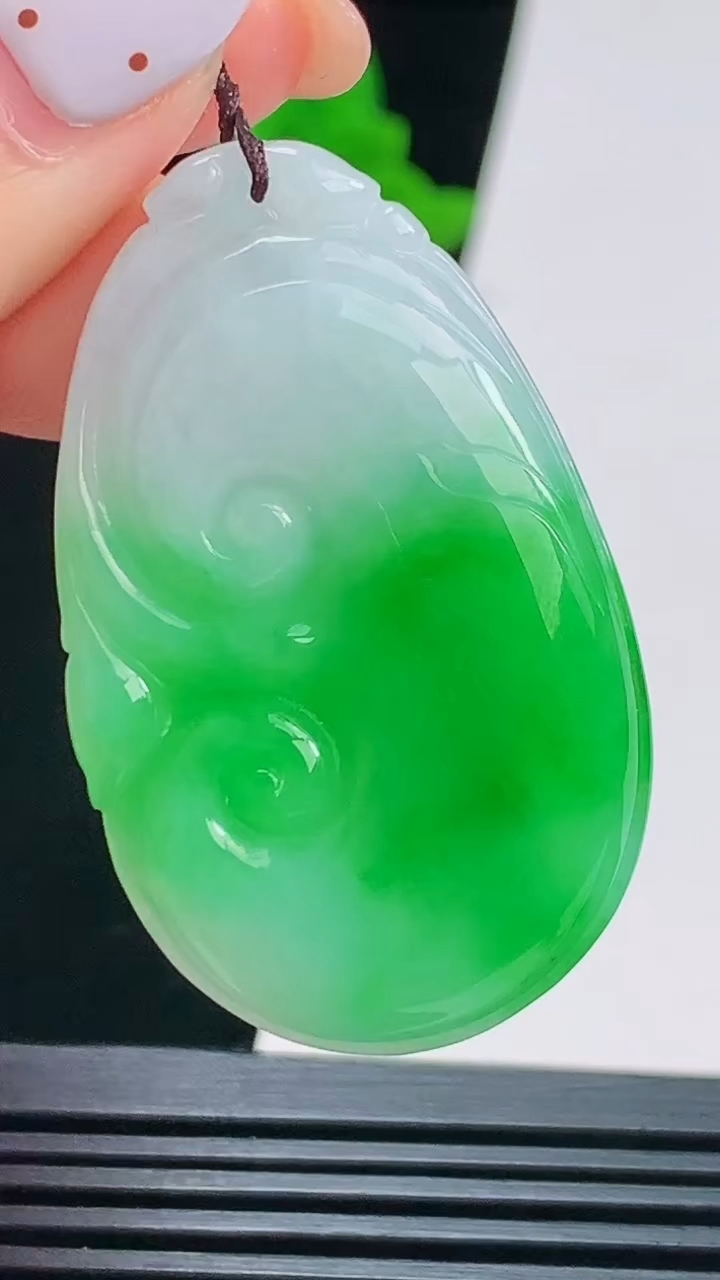 天然A货翡翠如意吊坠，尺寸43-26-5.8 重量:13.59g
8月22日