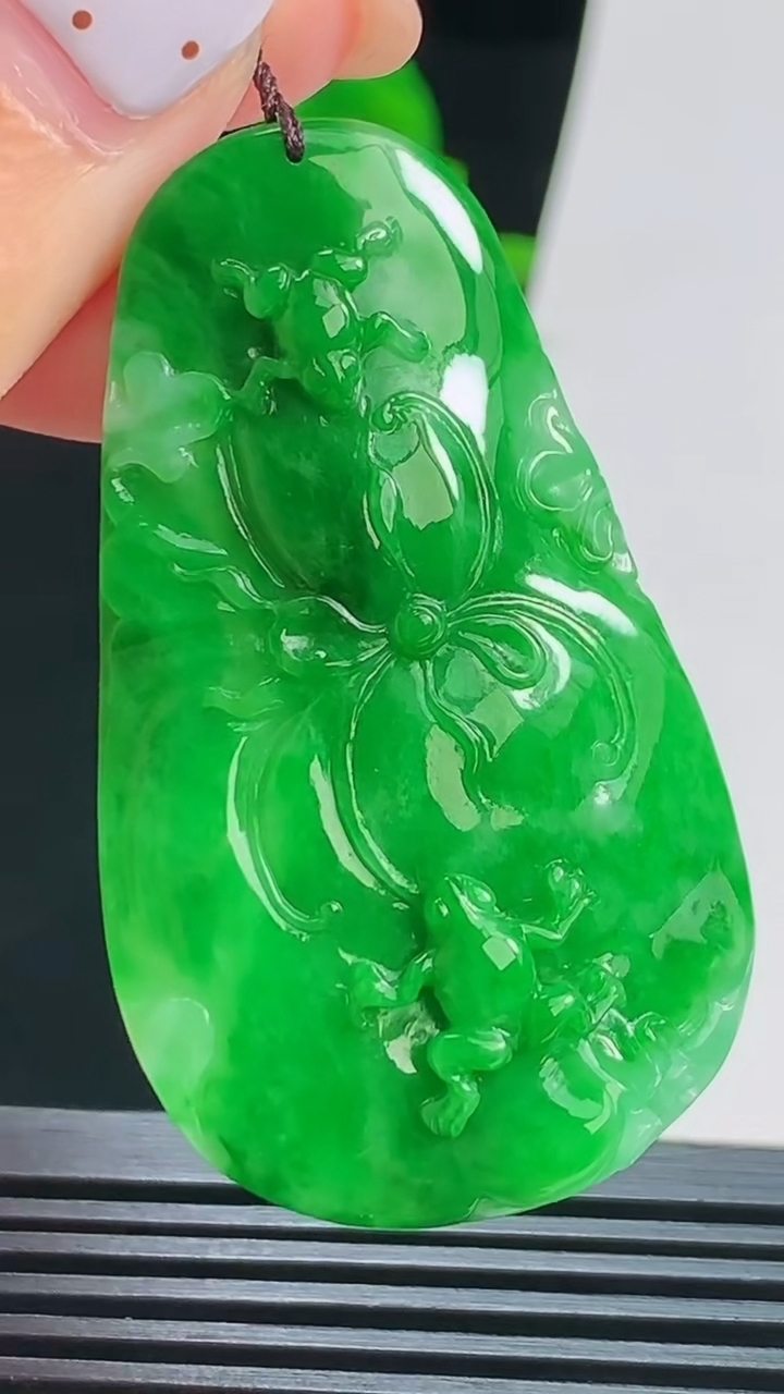 天然A货翡翠呱呱来财 荷花吊坠，尺寸52.8-31.5-8.5 重量:15.11g
8月22日