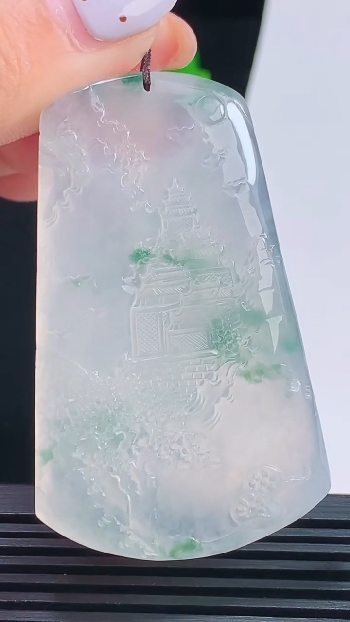 天然A货翡翠种飘花山水牌吊坠，尺寸59-36-5.8 重量:31.18g
8月22日