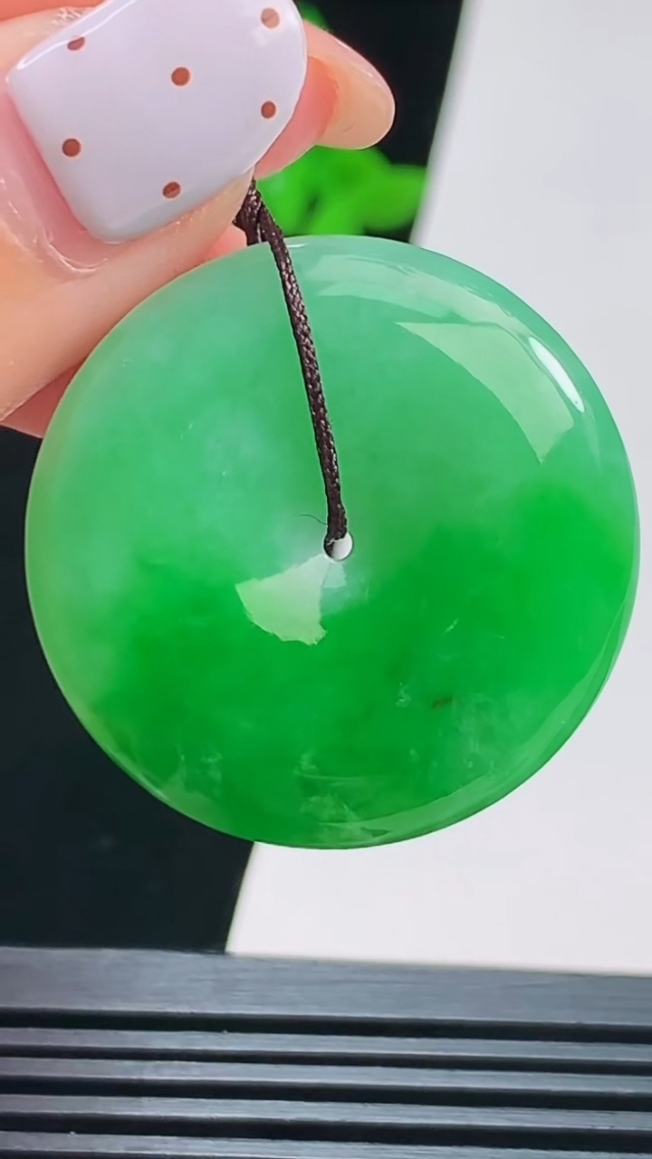 天然A货翡翠平安扣吊坠，尺寸30.5-5.5 重量:11.21g
8月22日