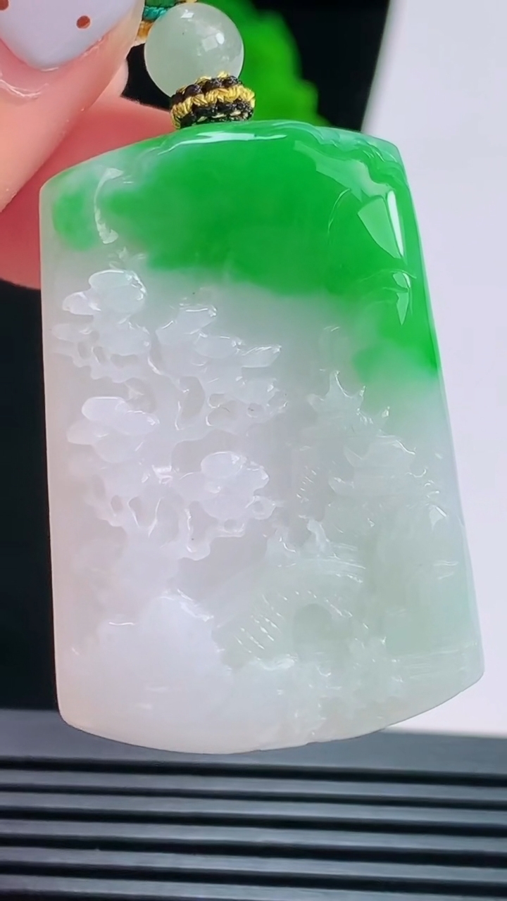 天然A货翡翠山水牌吊坠，尺寸41-28-5.8 重量:20.00g
8月22日