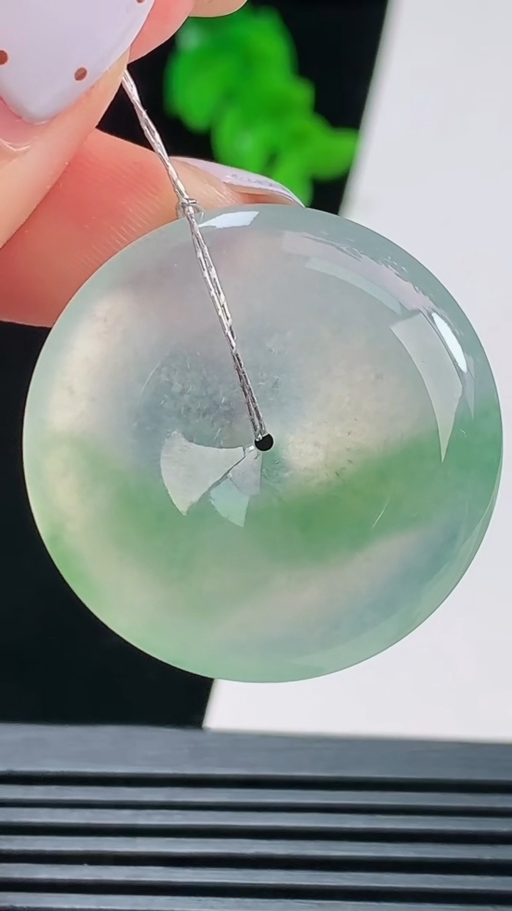 天然A货翡翠平安扣吊坠，尺寸30.5-5.5 重量:10.68g
8月22日