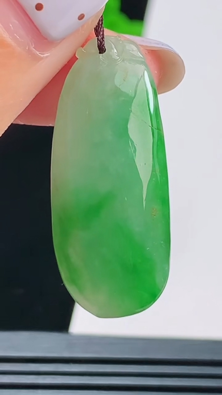 天然A货翡翠福瓜吊坠，尺寸33-14-7.5 重量:5.97g
8月22日