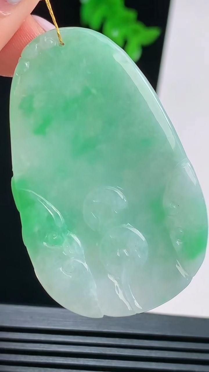 天然A货翡翠年年有余吊坠，尺寸51-32-7.5 重量:23.22g
8月22日