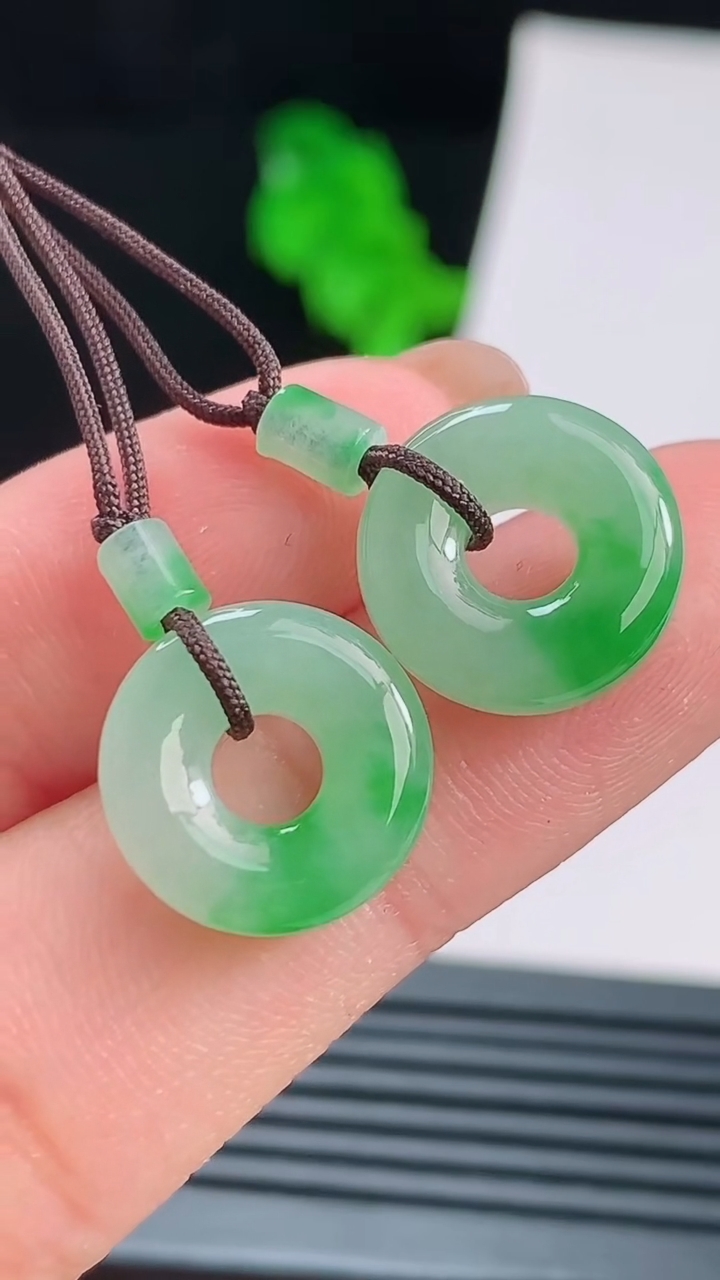天然A货翡翠平安环吊坠一对，尺寸13.5-4，重量:3.23g
8月22日