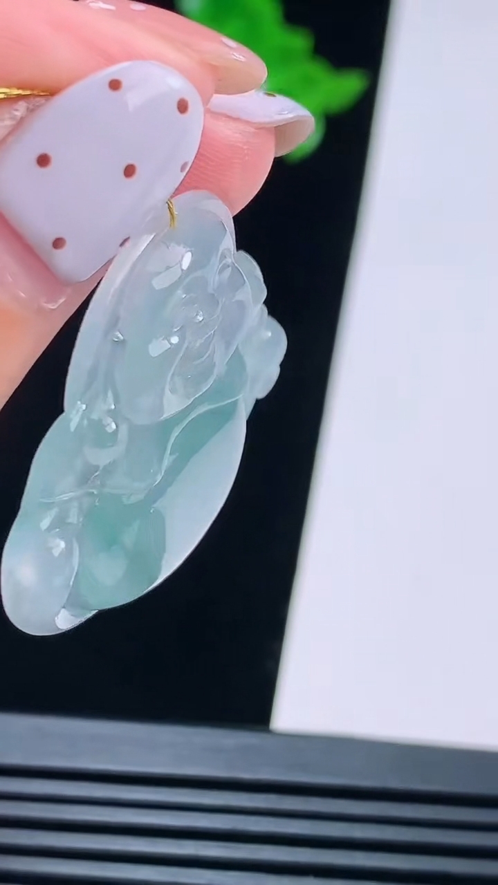 天然A货翡翠种飘花佛公吊坠，尺寸33.5-35.6-5.2 重量:9.43g
8月22日