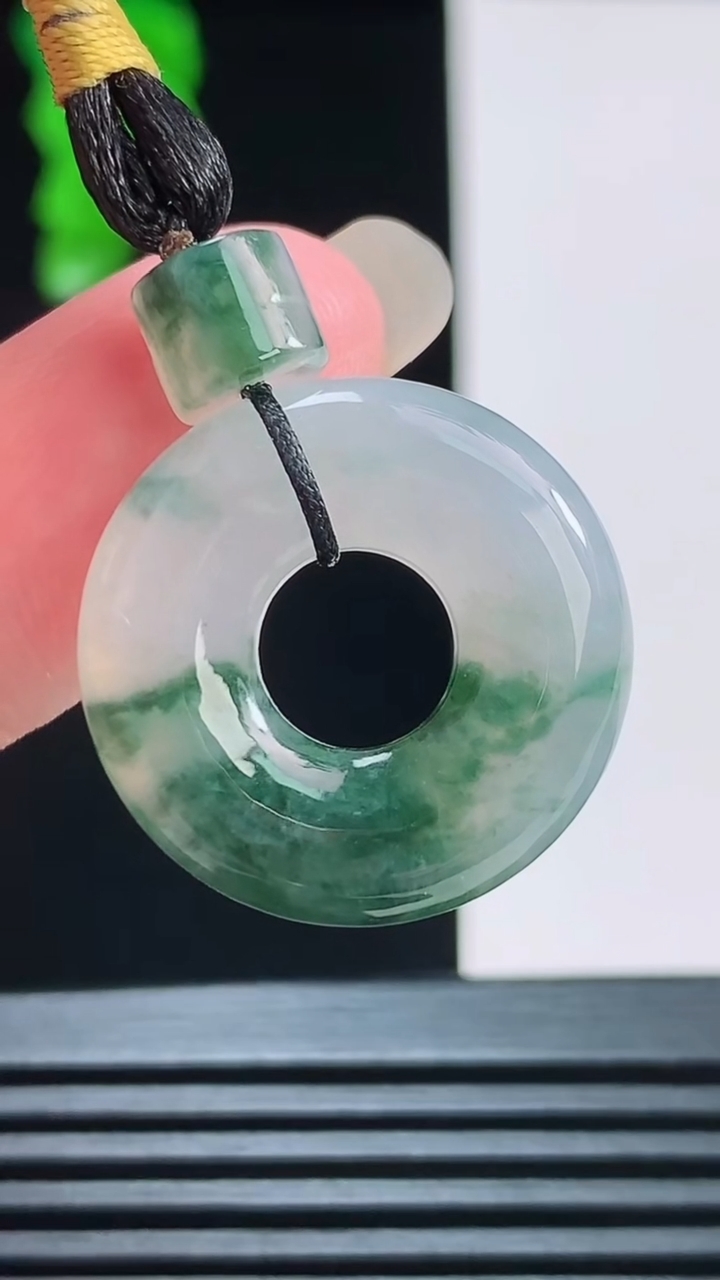 天然A货翡翠飘花平安环吊坠，尺寸22.4-5.3重量:5.89g
8月22日