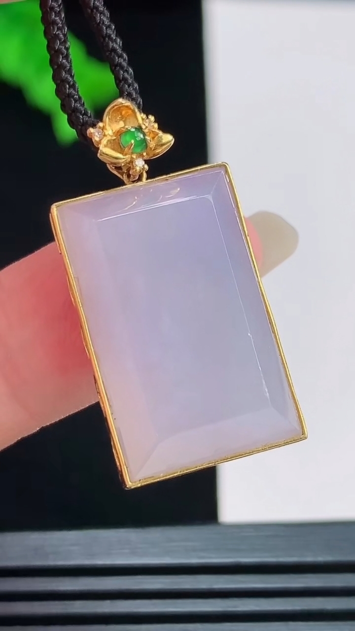 天然A货翡翠18k金紫罗兰无事牌吊坠，尺寸23.5-15.3-7.5重量:8.90g
8月22日