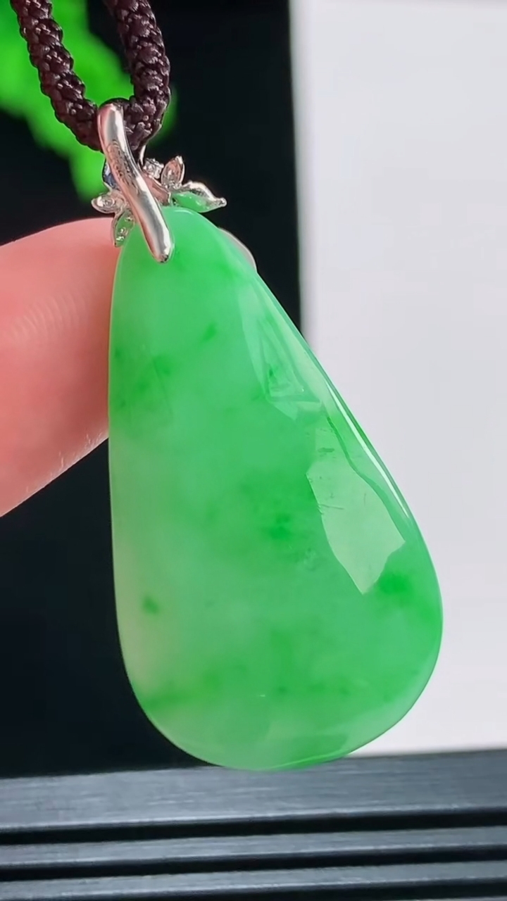 天然A货翡翠福瓜吊坠，尺寸31.4-17.6-11重量:10.45g
8月22日