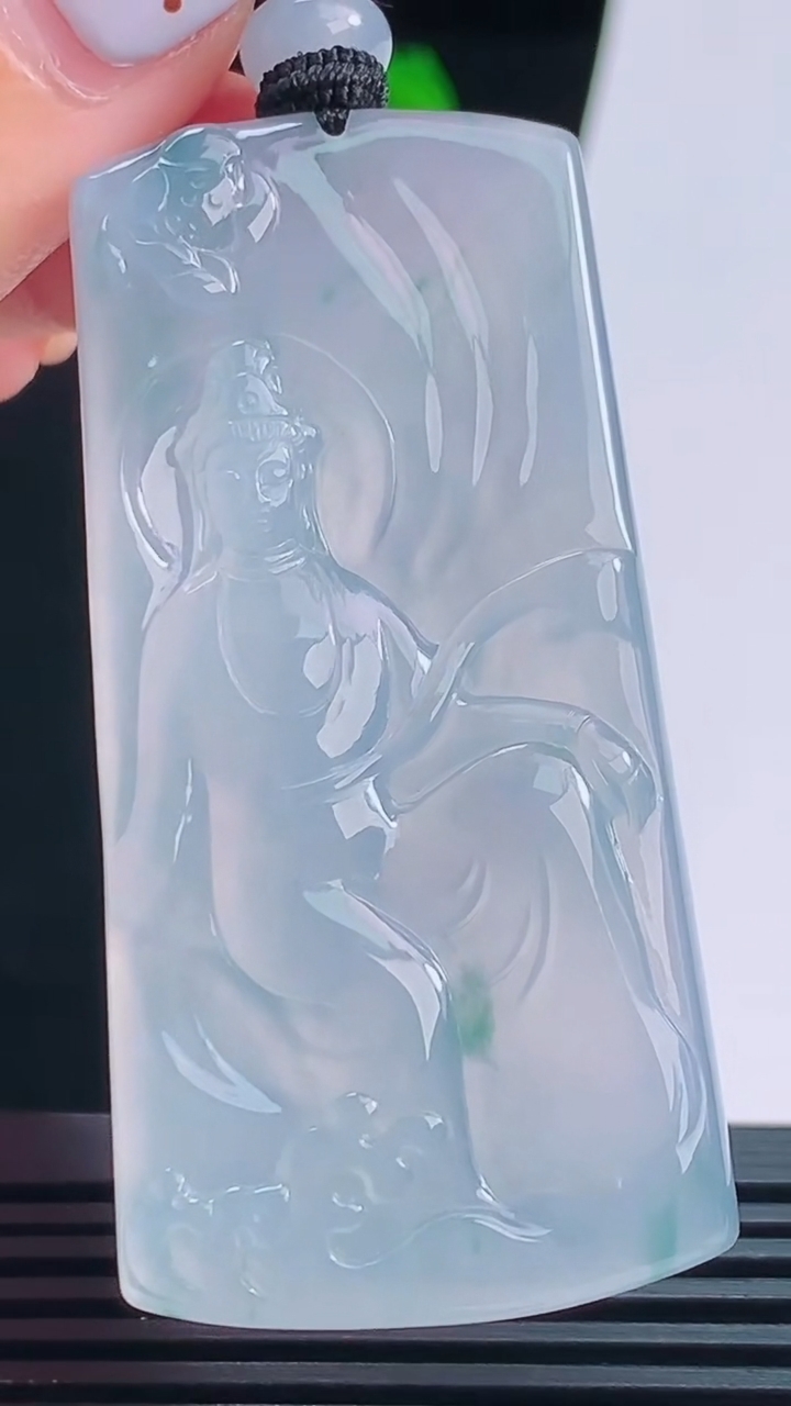 天然A货翡翠种飘花观音菩萨吊坠，尺寸58.6-29-5.2 重量:24.43g
8月22日