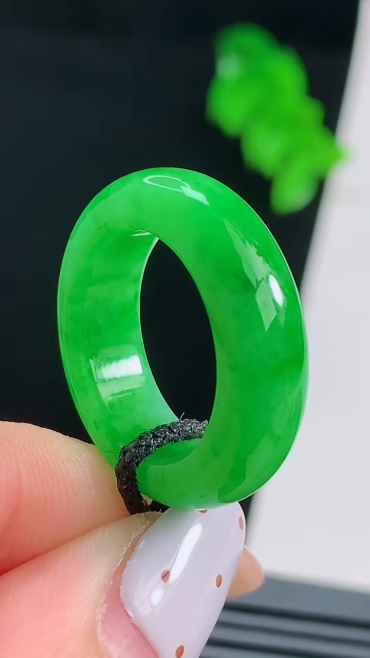 天然A货翡翠玉指环 戒指，尺寸15.6-6.2-4 重量:4.52g2026年8月22日
工厂直销收