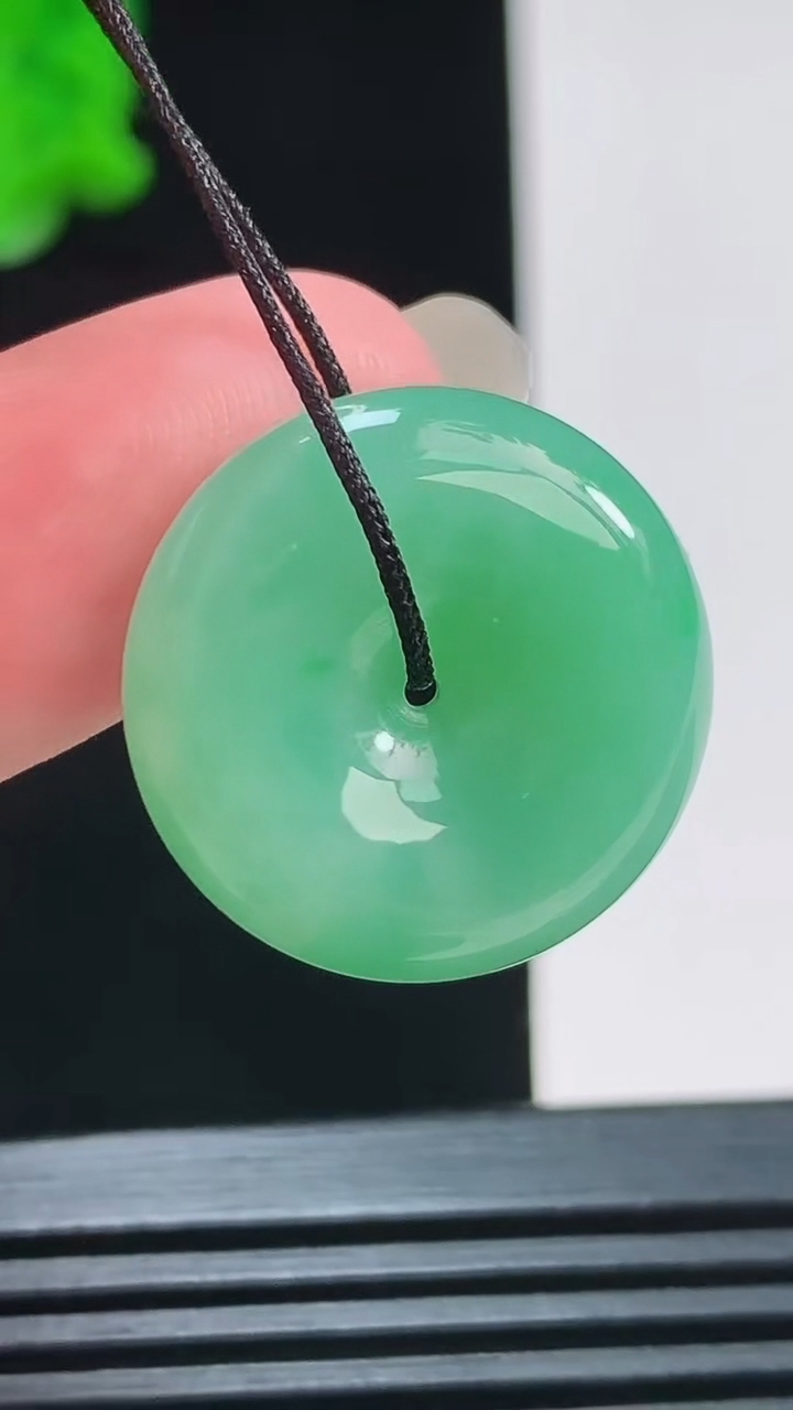 天然A货翡翠平安扣吊坠，尺寸21.5-7重量:6.62g
8月23日