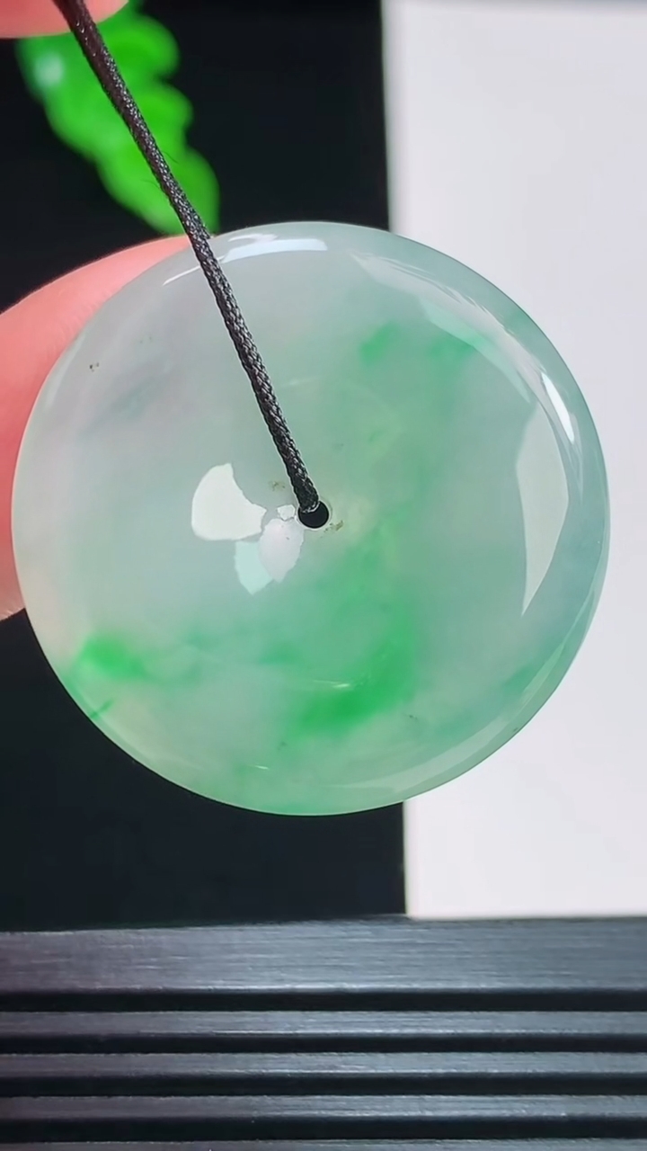 天然A货翡翠平安扣吊坠，尺寸30-5.2重量:9.74g
8月23日