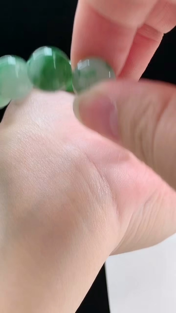 天然A货翡翠种飘花圆珠手串，尺寸12.5重量:52.89g8月23日
工厂直销收藏佳品,种好水足，色泽均匀，有种有色，上手高大气！